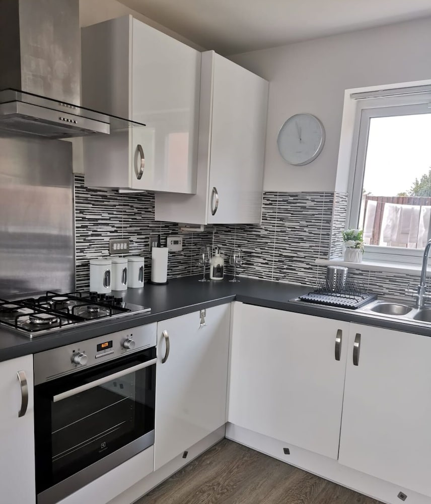 Olive and Carol's Beautiful 3-bed House in Walsall view 5