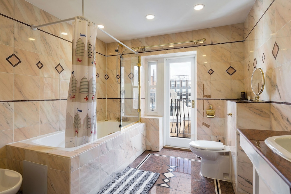 Penthouse 3-bed 3-bath on Marble Arch