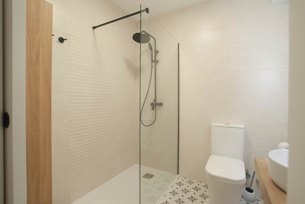 3 Bed Apt Sleep 6 - Pets, Balcony, Parking, Wifi