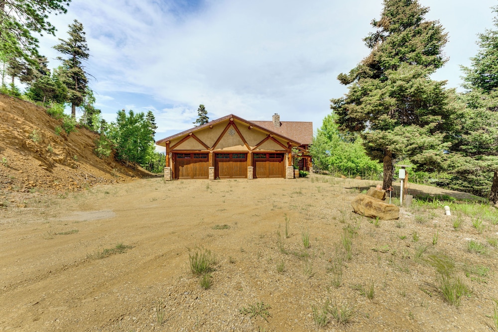 Secluded Angel Fire Retreat: Deck + Stunning View!