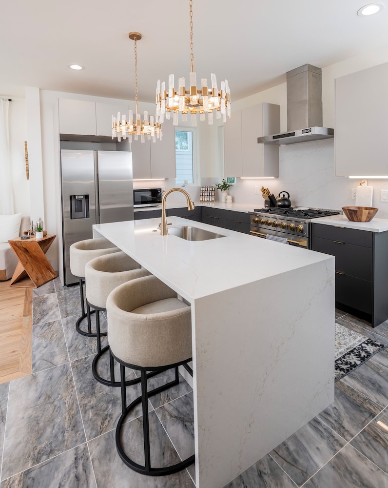 New Luxe Townhome - Rooftop Pool