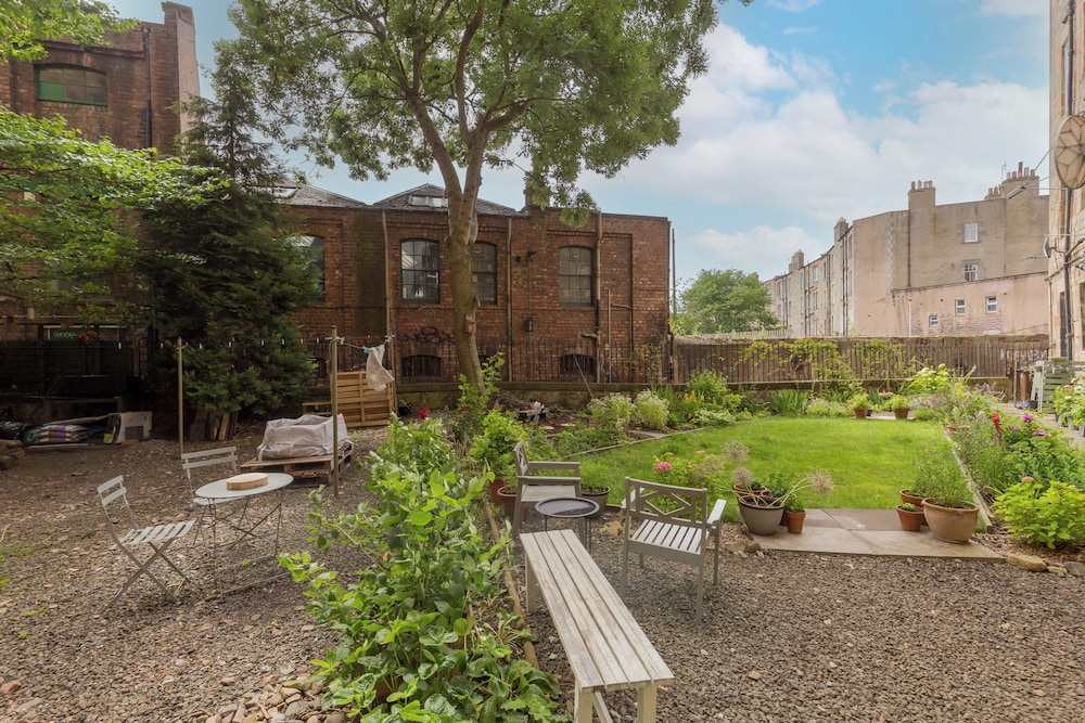 Edinburgh Castle Views Stylish 2BD Flat Sleeps 4