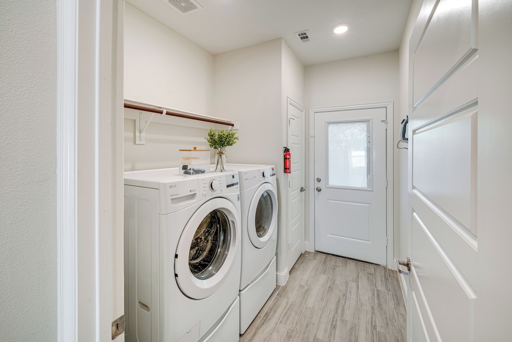 10 Mi to Dtwn Dallas: Chic Home w/ Yard!