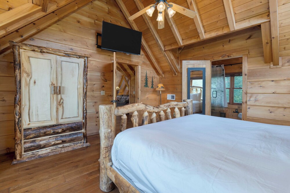 Big Bear Lodge by Avantstay Smoky Mountain Views, Hot Tub, Theater & Game Room