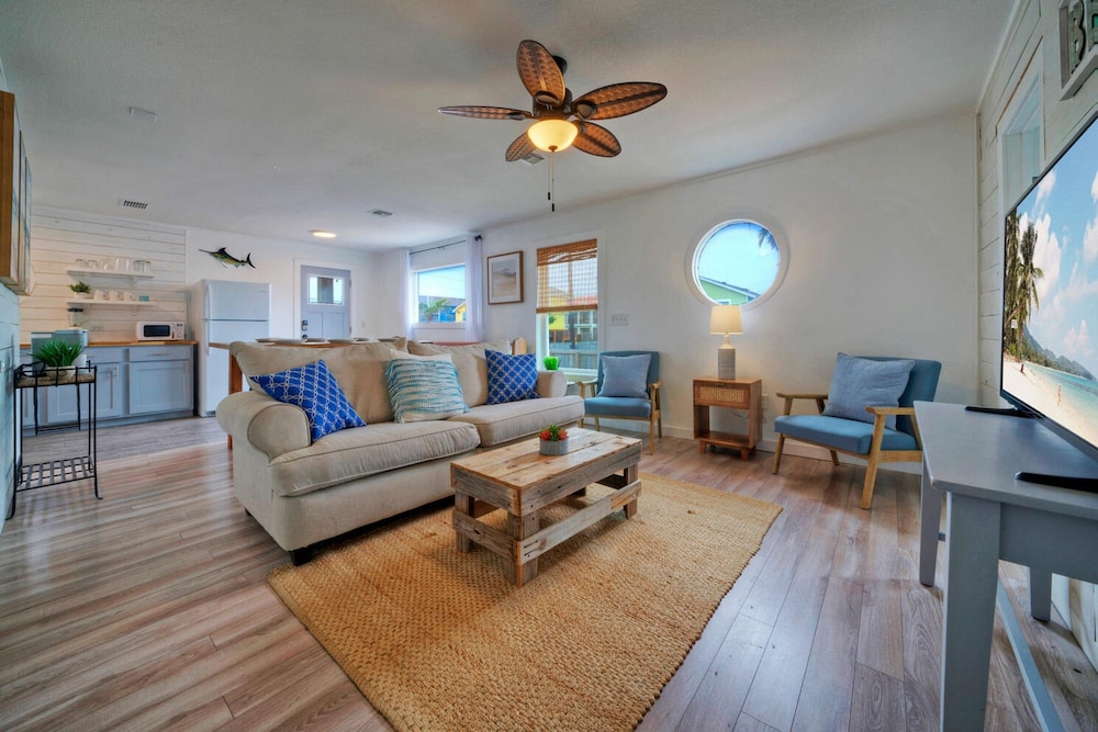 Dual Port A Cottages 2 Complete Homes Walk to the Beach Patio Fully-equipped Kitchens