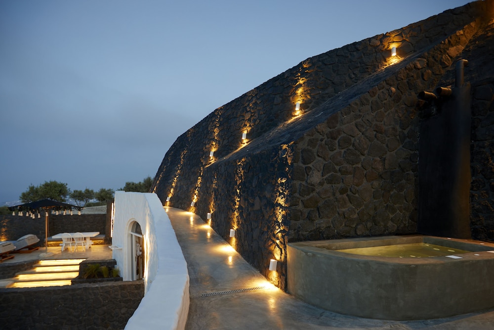 Theano Cave Suites & Villas
