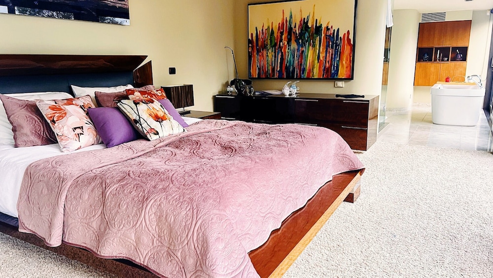 Jacuzzi Suite - Ocean Views & Beach