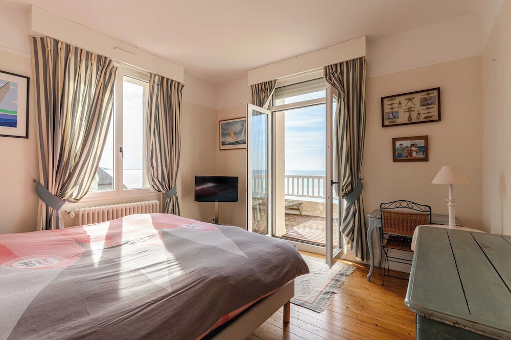 The Benervilloise Villa With its Feet in the Water view 2
