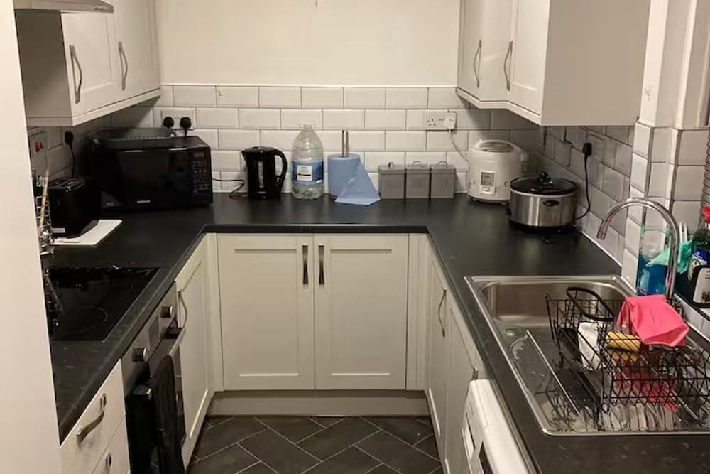 Cosy 2 Bed House - Sleeps 3, Parking & Garden