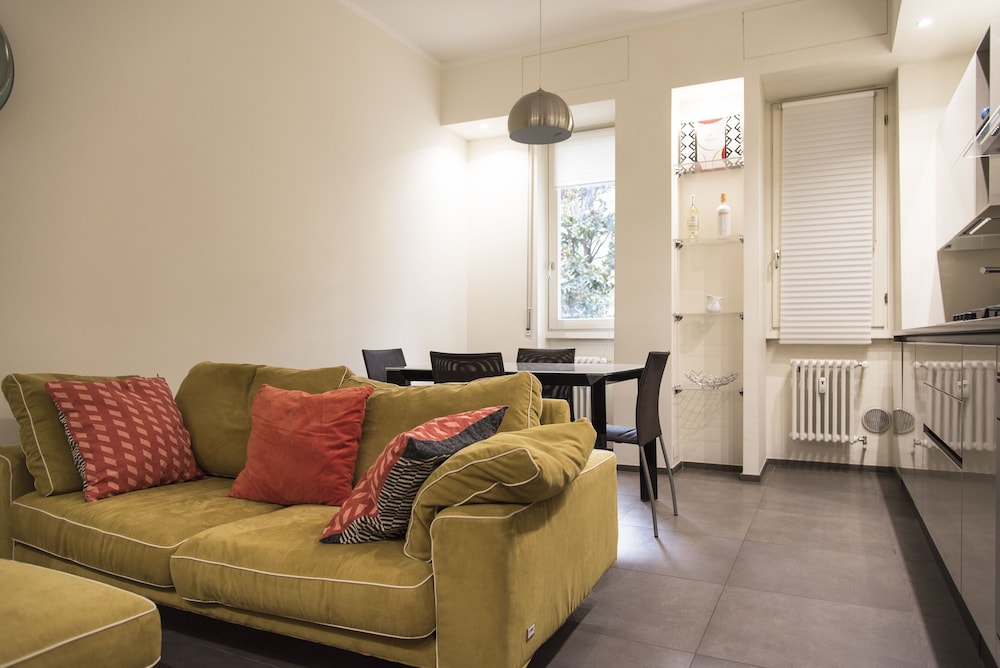 2 Bedrooms Flat with Parking near Metro Stop