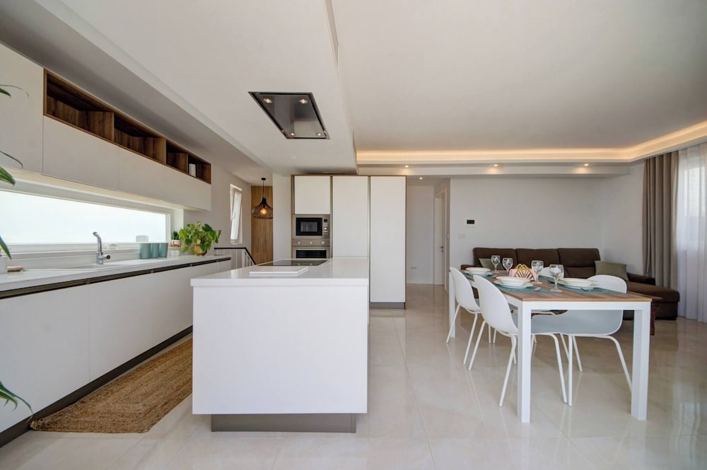 Luxury Penthouse With Private Pool and sea Views, Sleeps 6