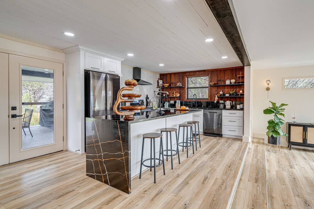 Lago Vista Home w/ Putting Green, Pool & Jacuzzi view 3
