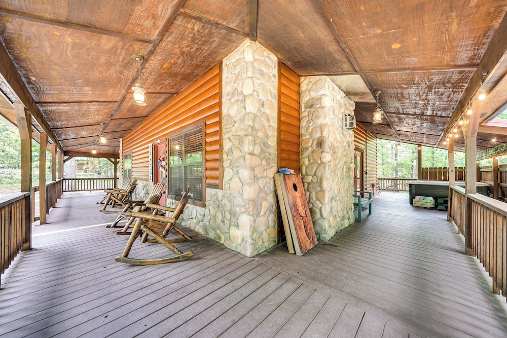 Hot Tub + Game Room: Family Retreat in Broken Bow
