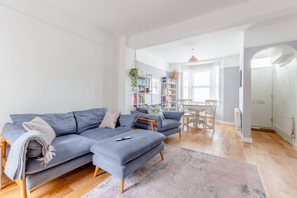 Homely and Spacious 2 Bedroom House - Stratford