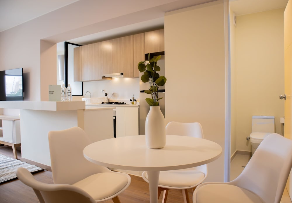 w Enchanting 2BR w Balcony Near Kennedy Park