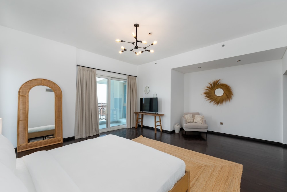 Modern 3BR Maid at the Palm w Pool and Gym