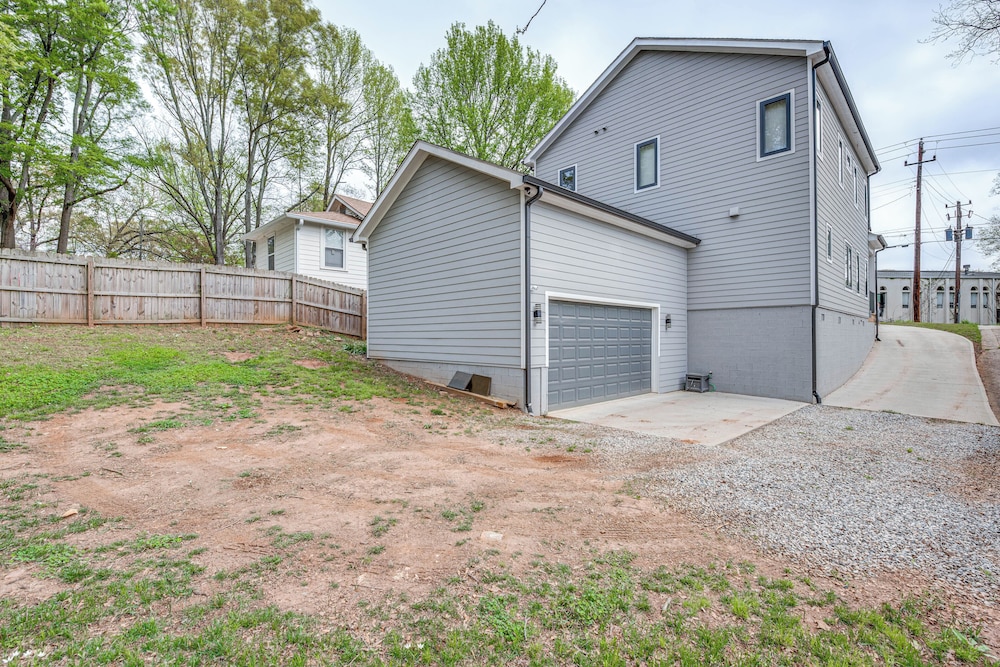 5 Mi to Dtwn Atl: Home w/ Office & Large Backyard!