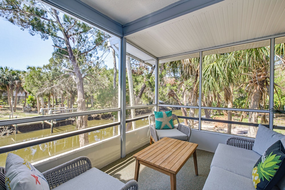 Outdoor Oasis: Canal-front Home in Crystal River