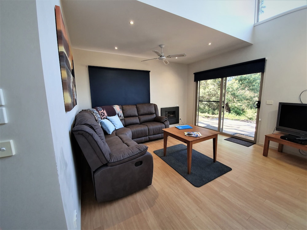 Waterfront Retreat At Wattle Point