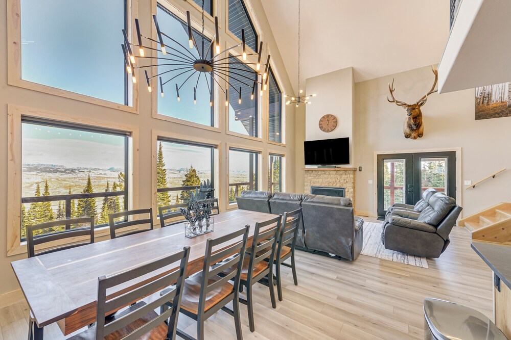 Views, Trails, Hot Tub & More: Luxe Wyoming Oasis