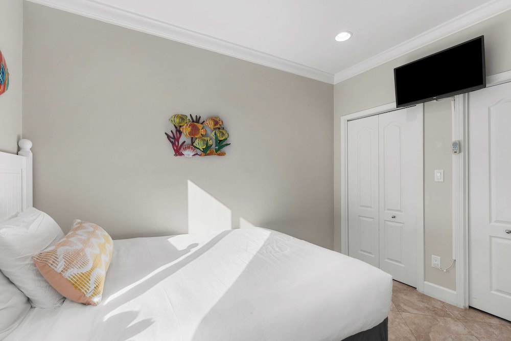 2 Homes in Destin by Avantstay   Sleeps 30, Private Pool+hot Tub, Game Room, Outdoor Bar, Walk to Beach