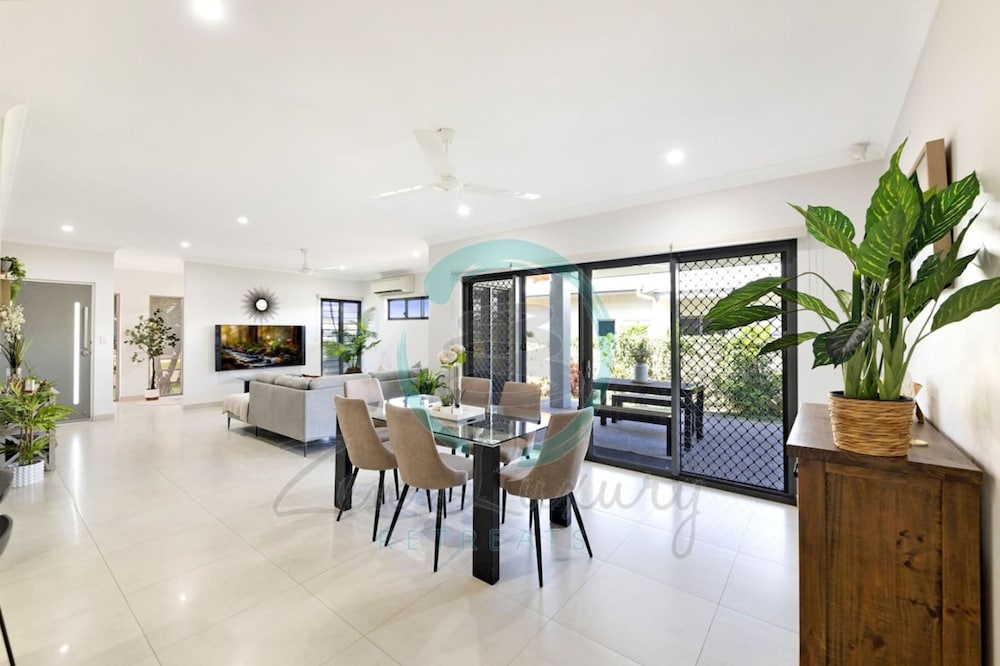 Zenhouse Vista Elegant 5-br Coastal Haven