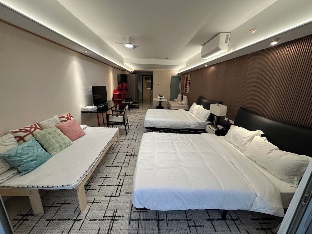 Luxury Penthouse & High-Floor Hotel near City of Dreams, Airport, Okada, and Solaire Casino