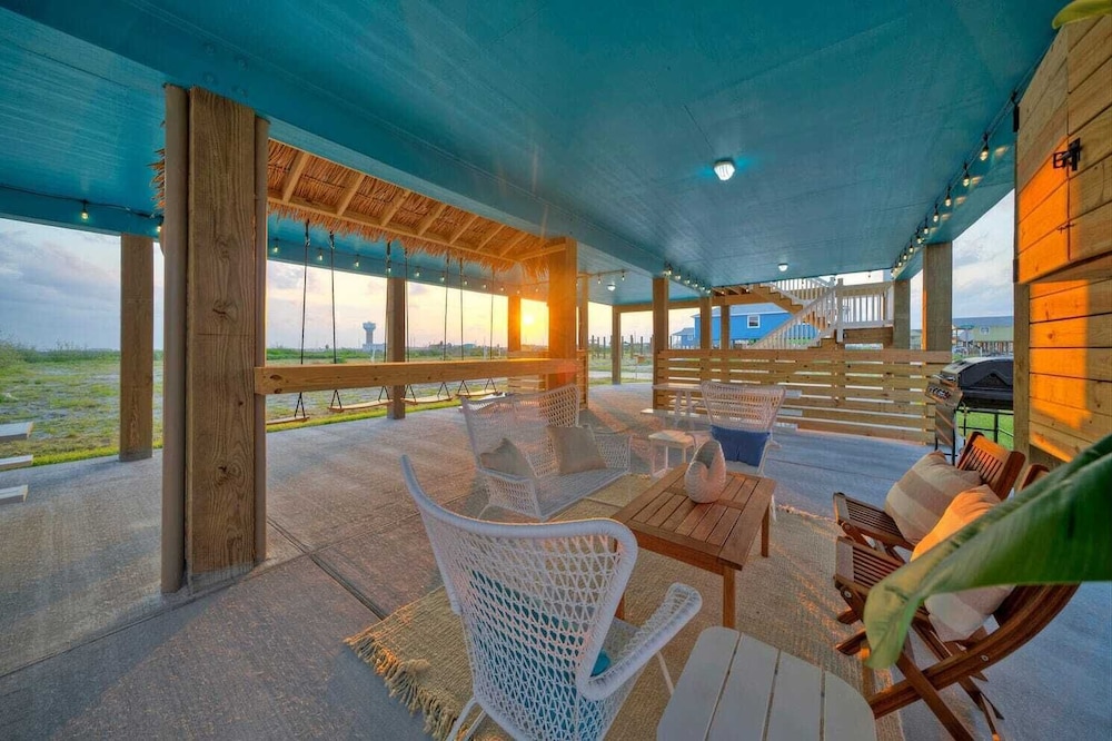 Sleeps 24 2 Homes, Priv Pool, Swing Bar, Patio Lounge Near Nature Preserve
