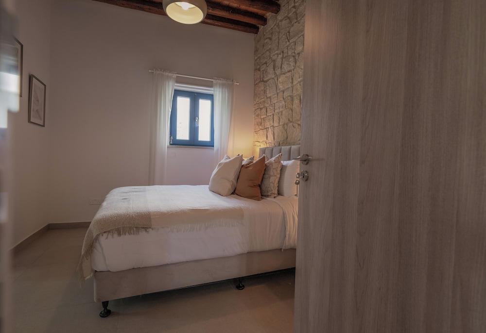 Phaedrus Living Peristerona Traditional House