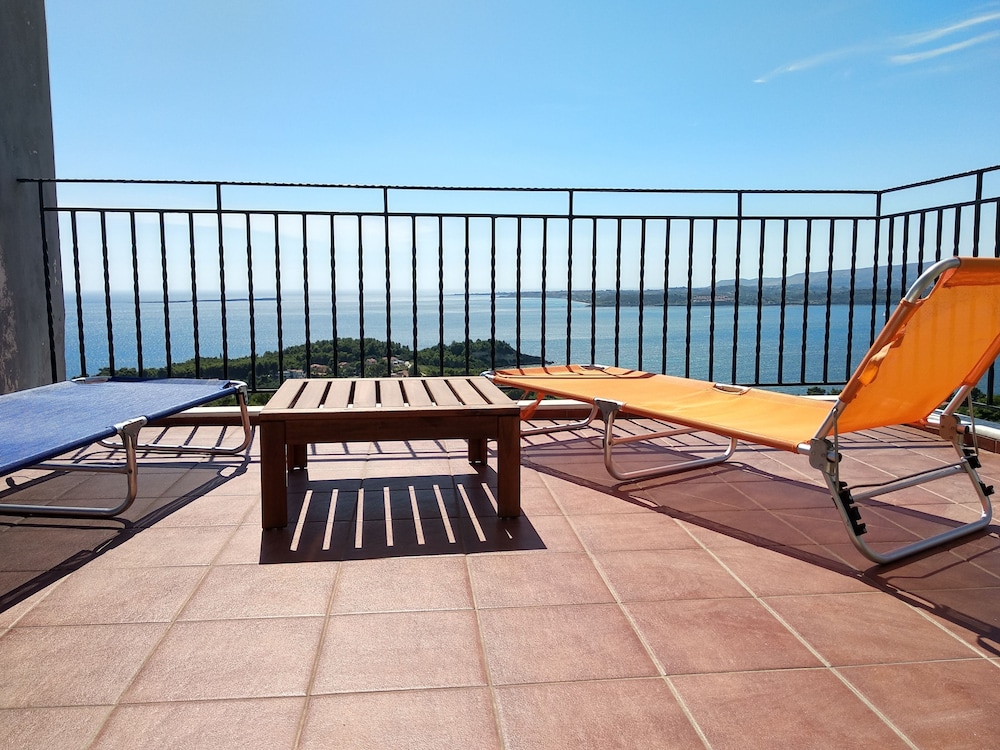 Greg's apartment photo 4