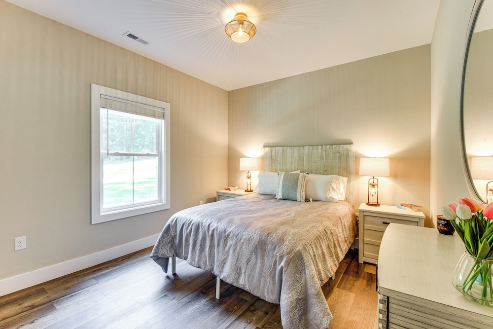 1 Mi to Lake Hartwell: Updated Retreat w/ Patio!