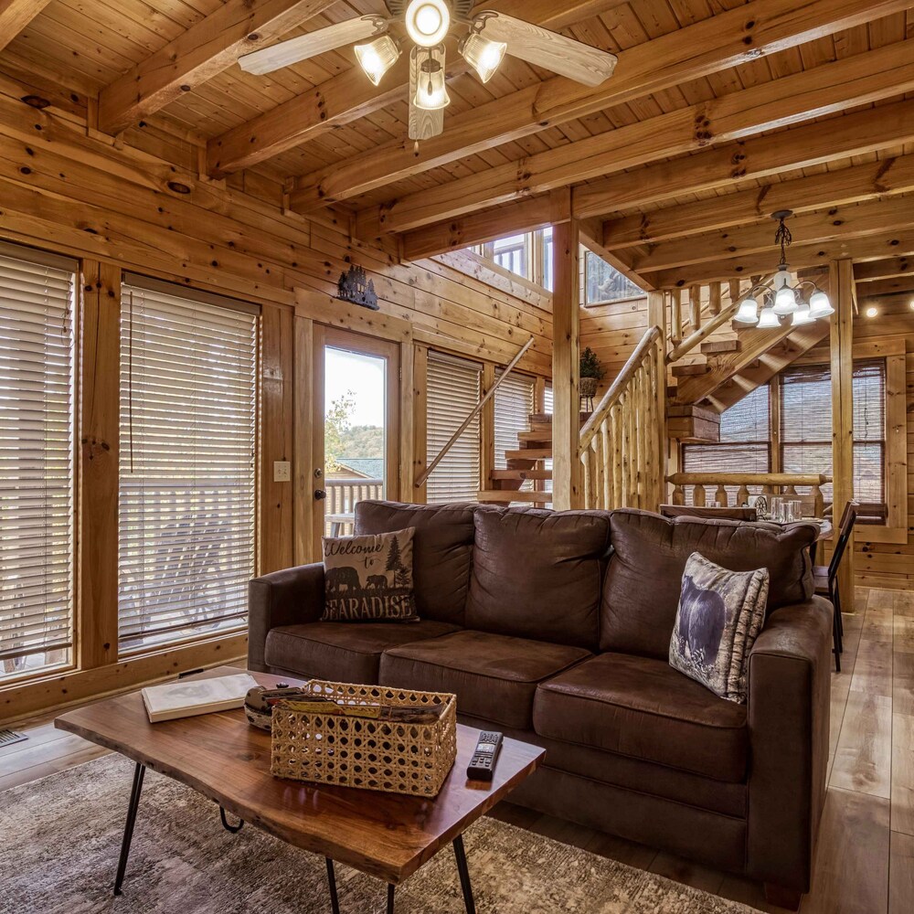Awesome View Pool Hot Tub Game Room Fireplace