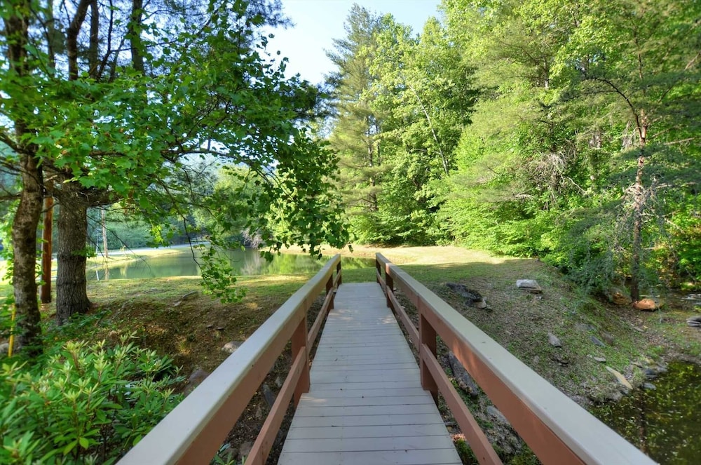 Rippling Waters Lodge 3 Bedroom Cabin by RedAwning view 4