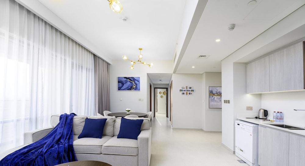 Chic 2 BR in Vida Residences Canal View