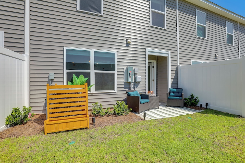 Modern Escape 2 Mi to Surfside Beach Fishing Pier
