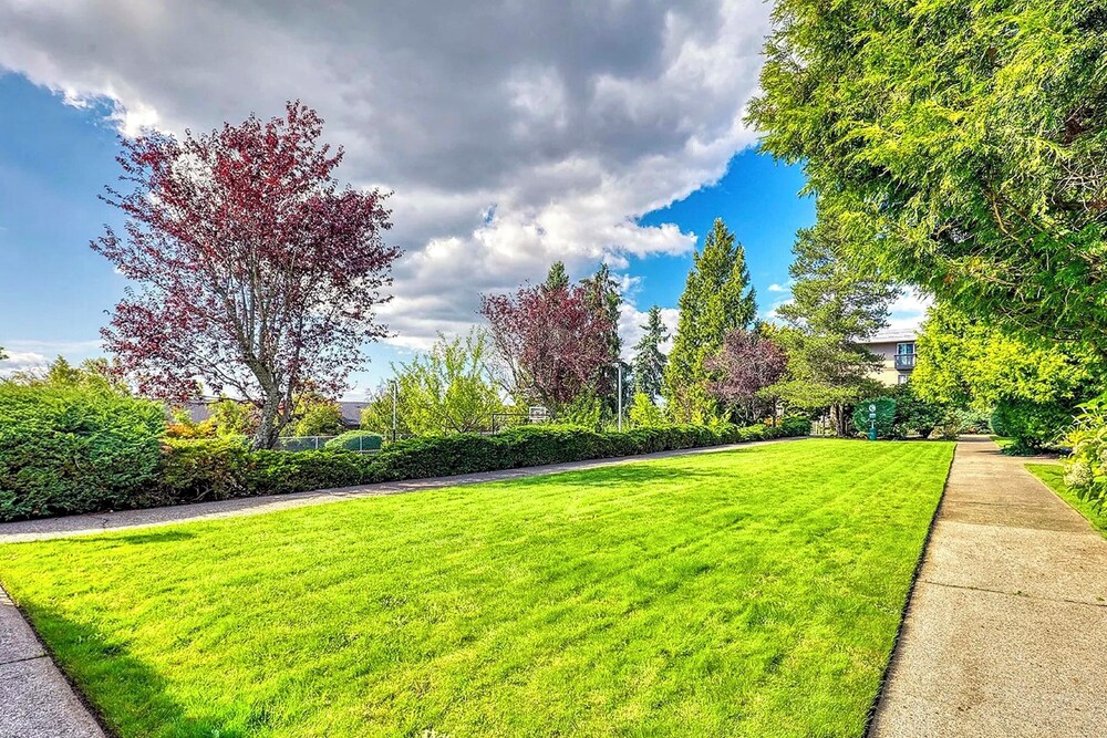 Modern Home Between Seattle, Tacoma & SEA Airport