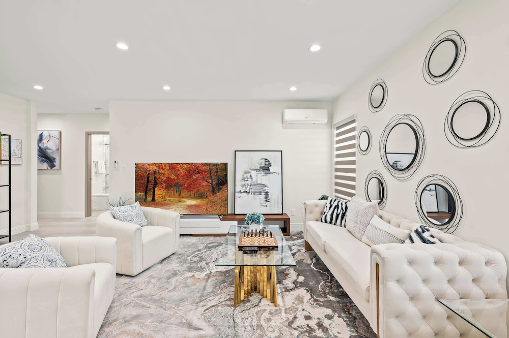 Modern New 3B Home Fully Stocked Cozy Sunlight