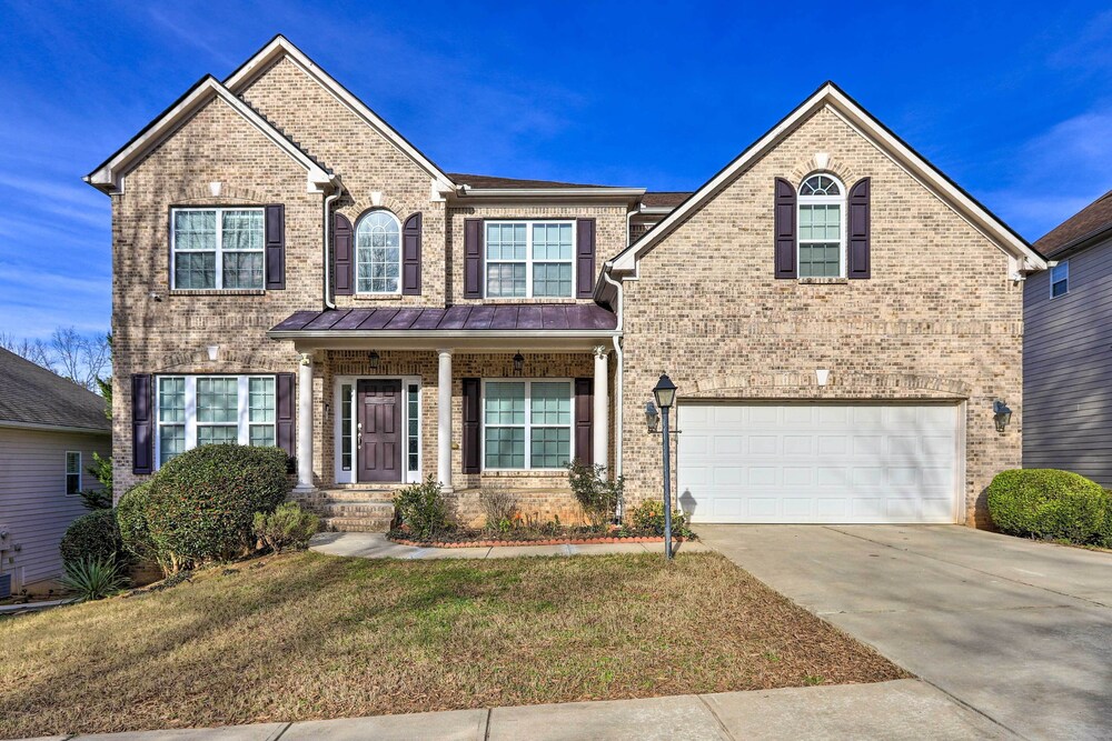 Spacious Atlanta Home w/ Deck & Seasonal Pool!