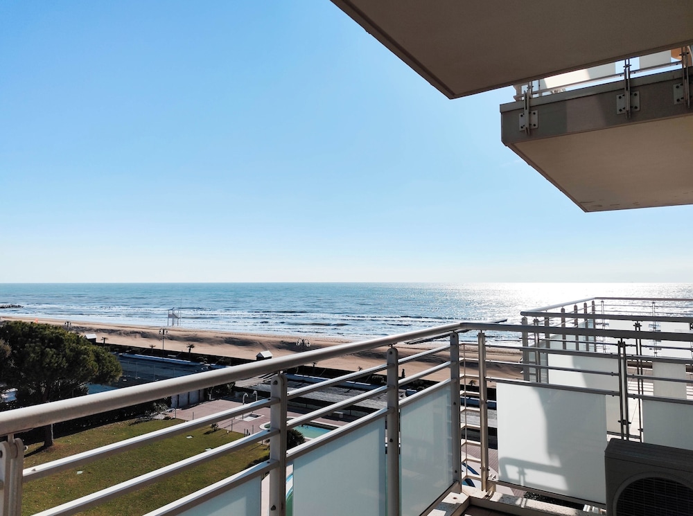 Spacious Flat With Balcony by the sea