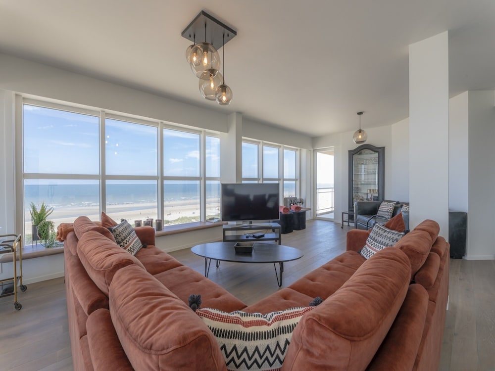 Apartment With Panoramic sea View in De Panne