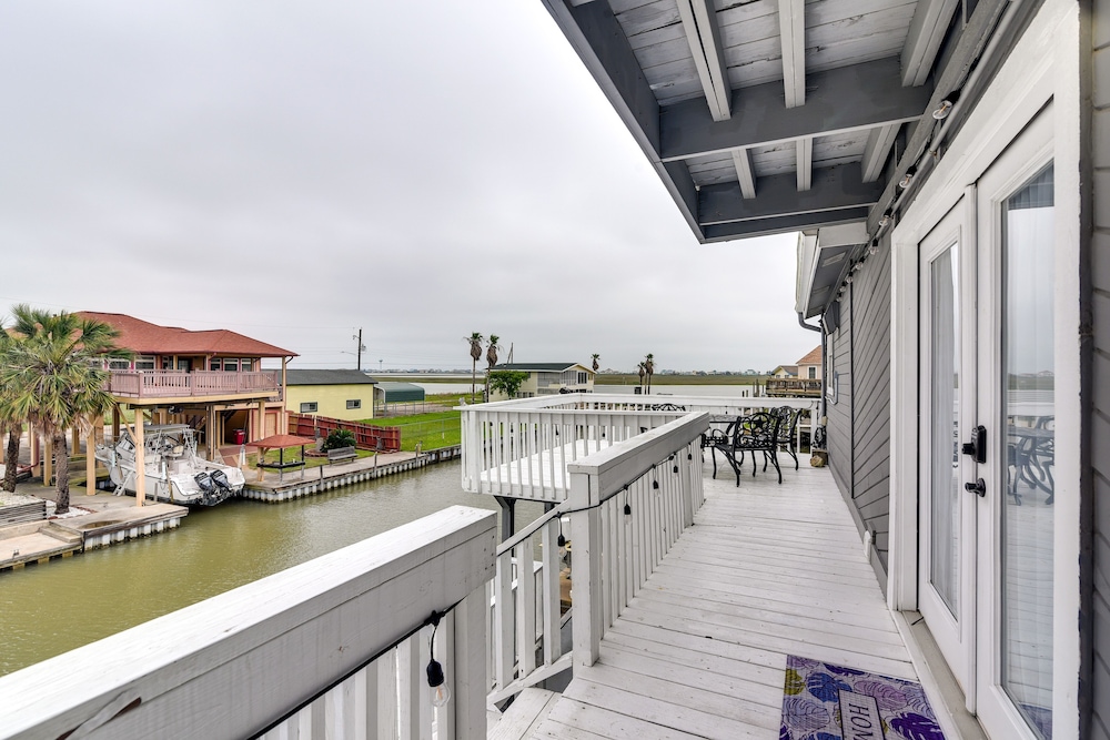 Freeport Vacation Rental ~ 1 Mi to Surfside Beach! view 5