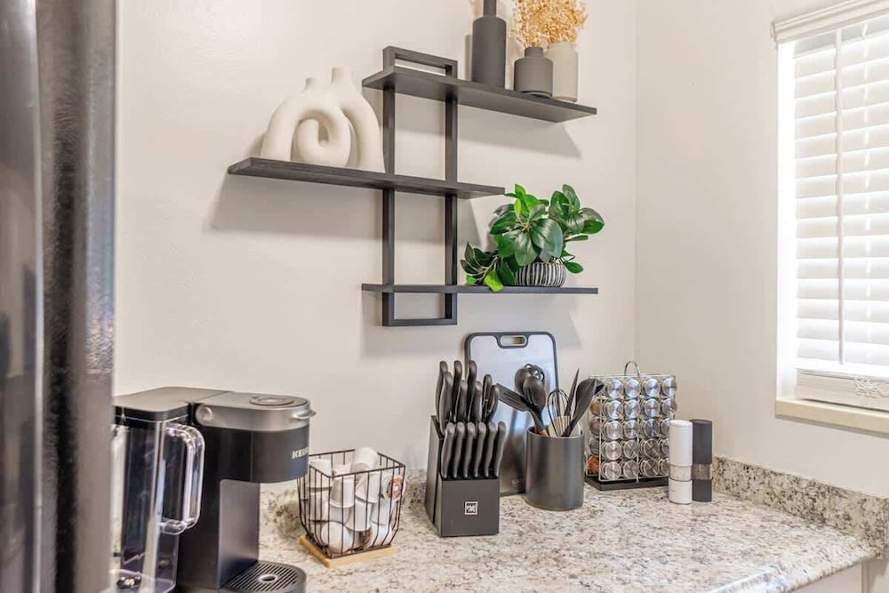 Designer Living Pet-friendly UNR 2BR 1BA