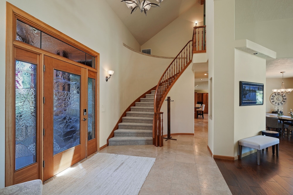 Family-Friendly Dara Oaks Home with Private Hot Tub and BBQ on the Deck by RedAwning