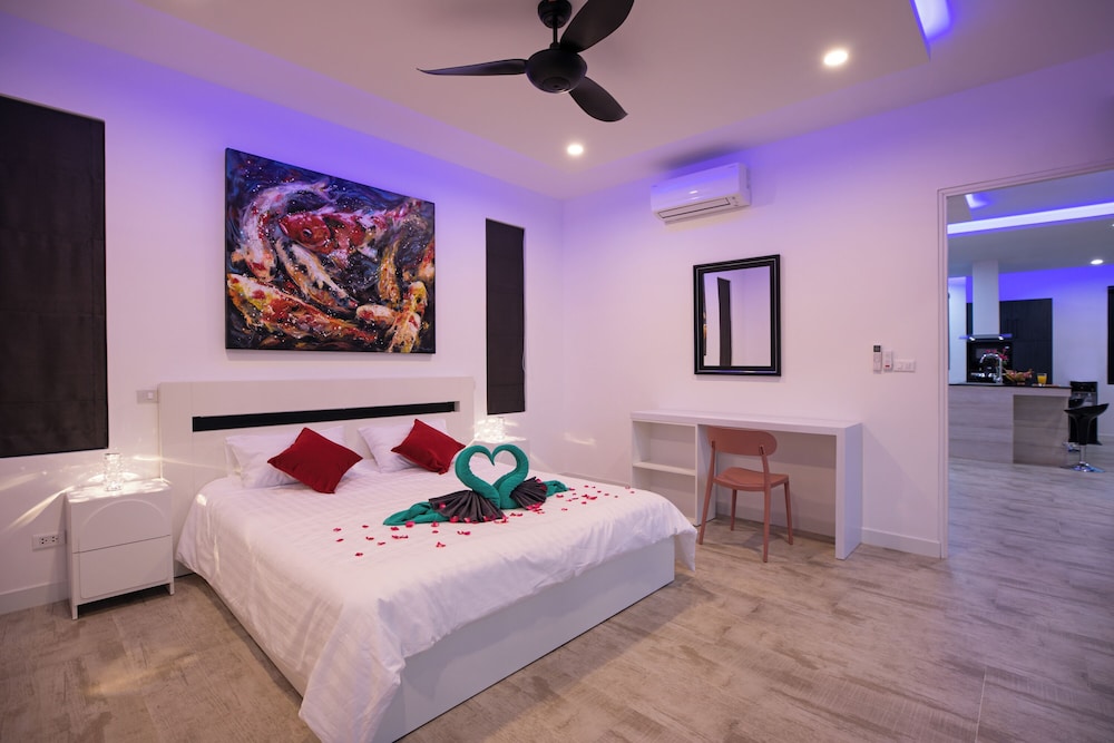 Modern 5 Bedrooms Pool Villa Curtis