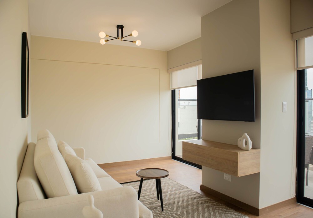 w Modern 3BR w Balcony Near Kennedy Park