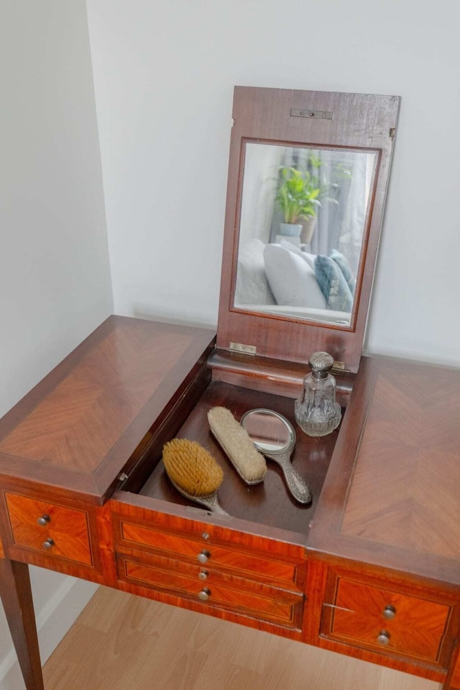Scandi-style 2BD Maisonette W/garden Brick Lane!