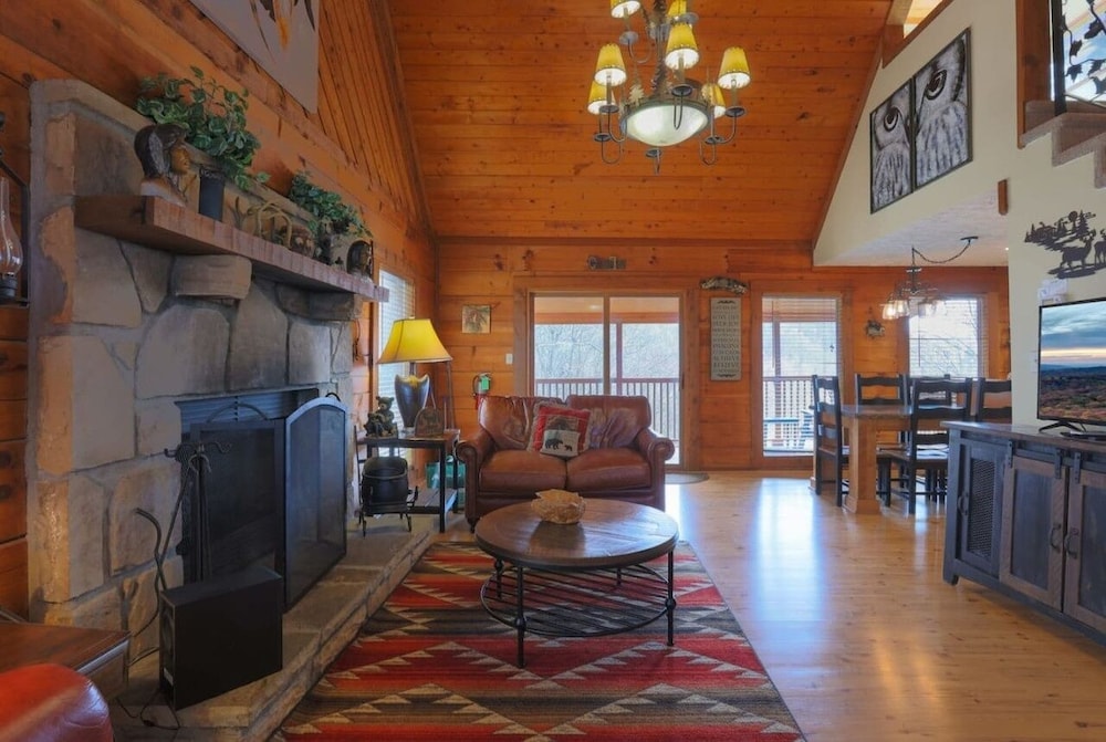 Cherokee Winds 2 Bedroom Cabin by RedAwning view 2