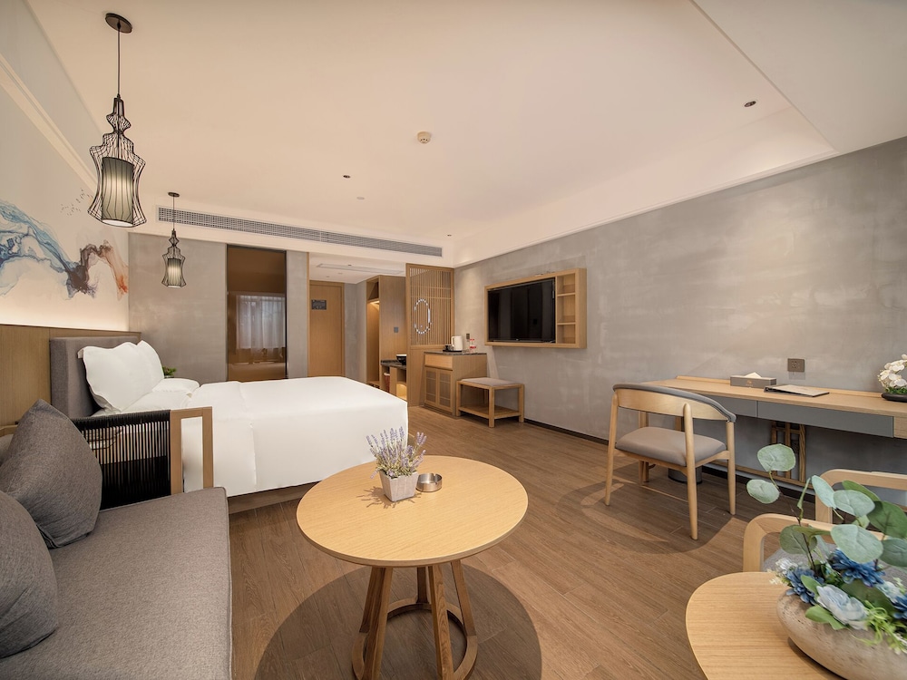 Trendy Romantic Hotel Guangzhou Panyu Qiaonan Aoyuan Plaza Branch - Free Deliver Service to Canton Fair Complex During Canton Fair Period