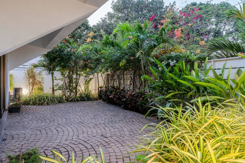 Lux 4bhk w Elevated Pool 3km to Beach Lazy Duck
