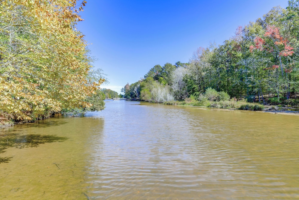 Fire Pit & Kayaks: Lake Oconee Waterfront Escape!